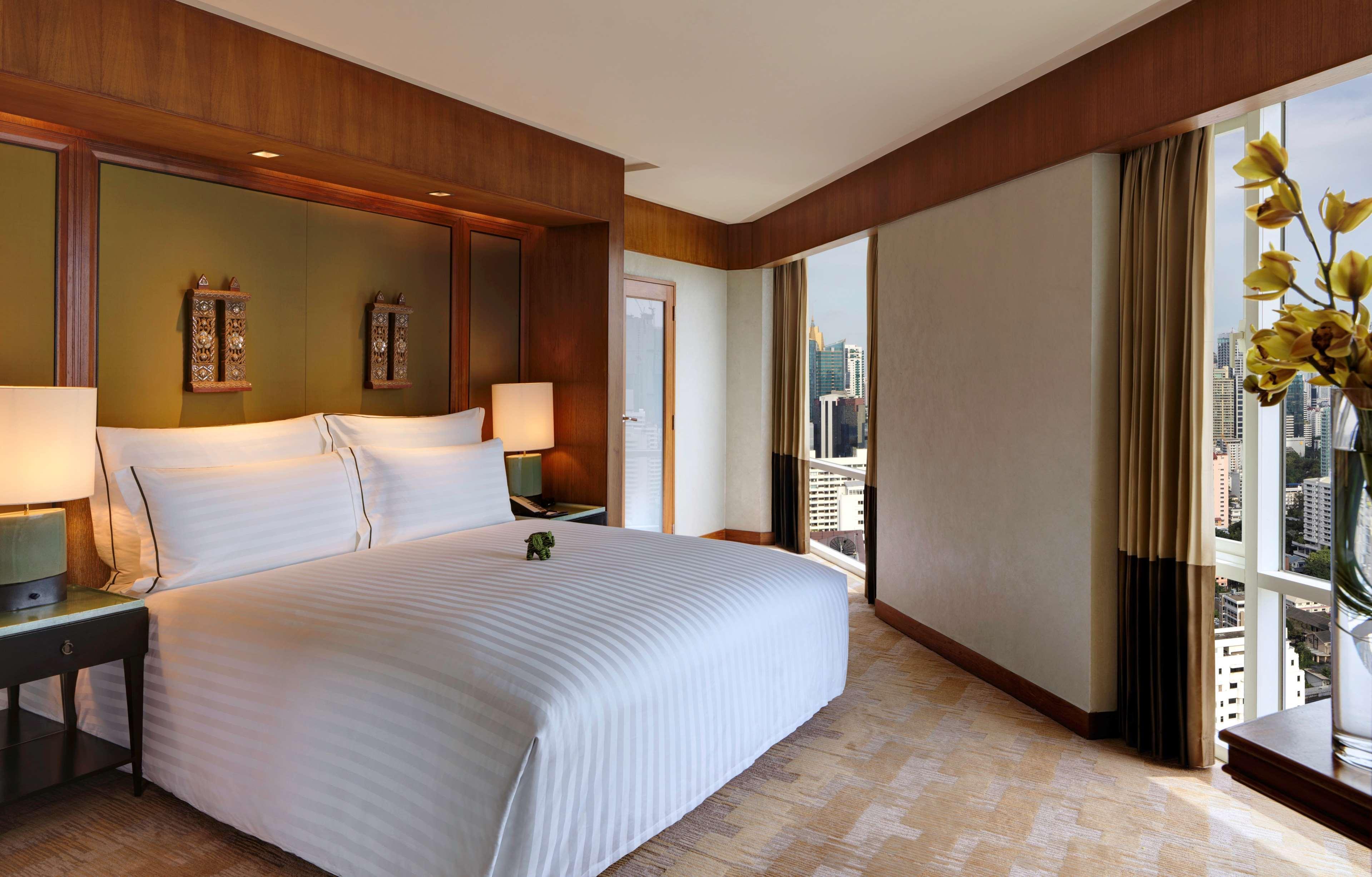 Conrad Bangkok Banguecoque Exterior foto A bedroom at the hotel