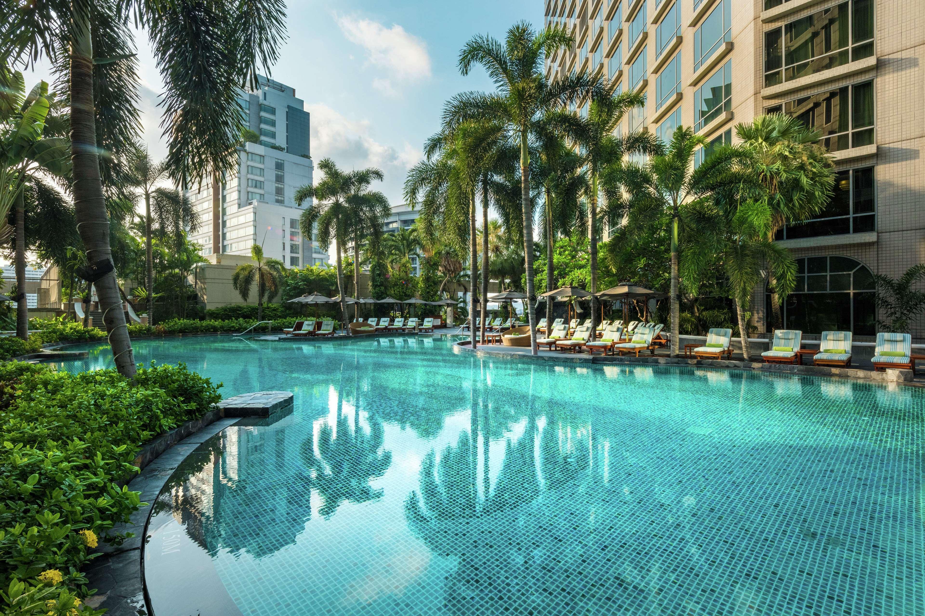 Conrad Bangkok Banguecoque Exterior foto The swimming pool at the hotel