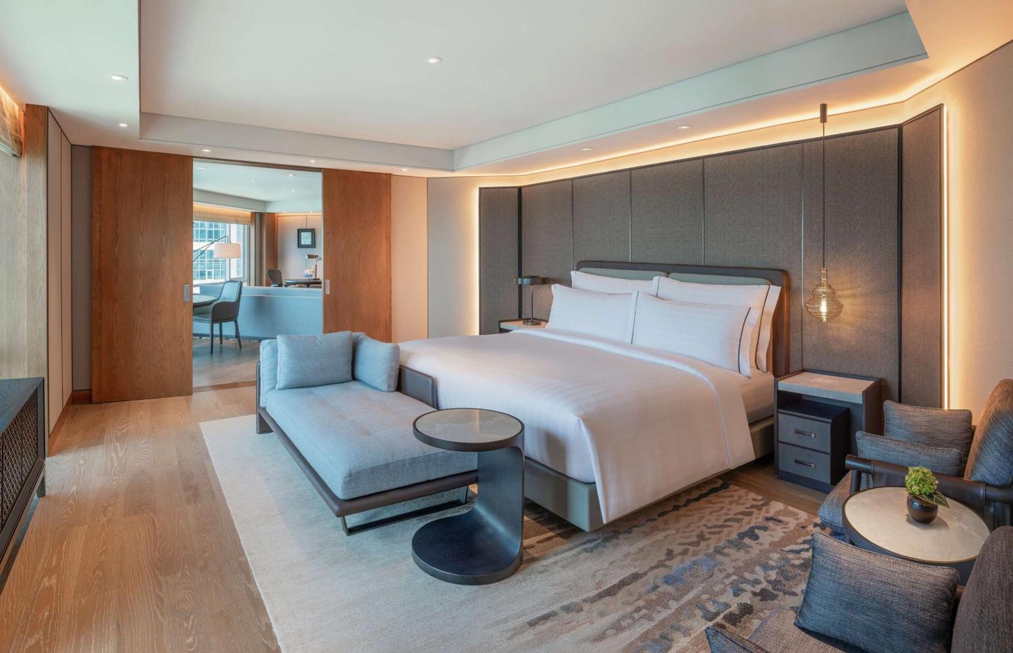 Conrad Bangkok Banguecoque Exterior foto A bedroom at the hotel