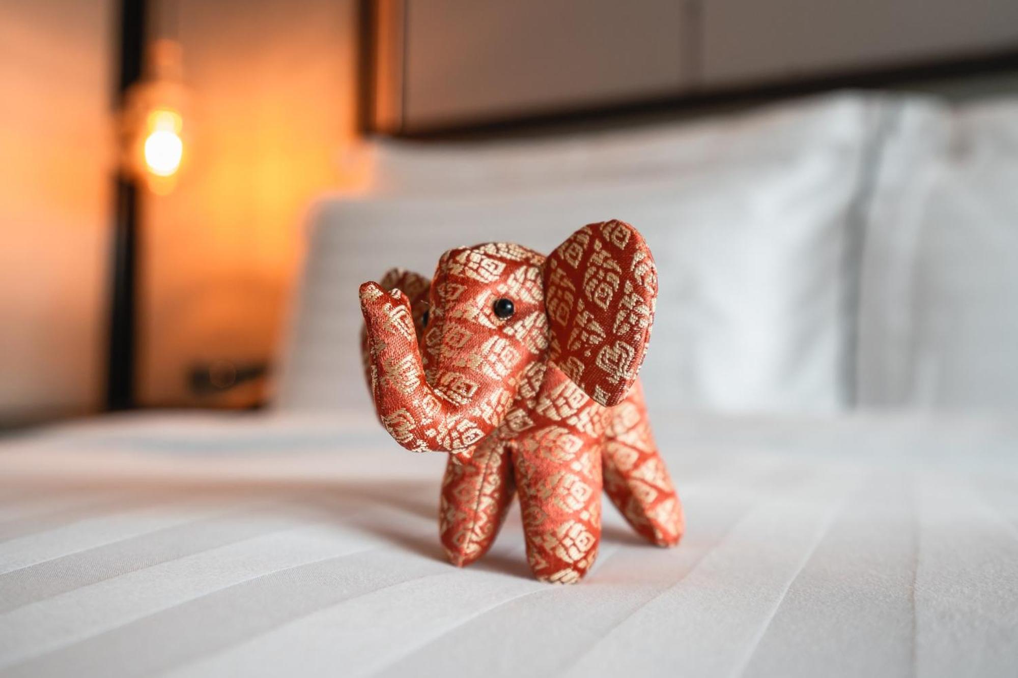 Conrad Bangkok Banguecoque Exterior foto The elephant toy